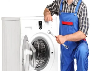 فني صيانة غسالات أوتوماتيك يقوم بإصلاح غسالة في الشارقة