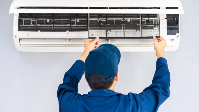 فنّي صيانة مكيف سبليت داخل منزل في عجمان